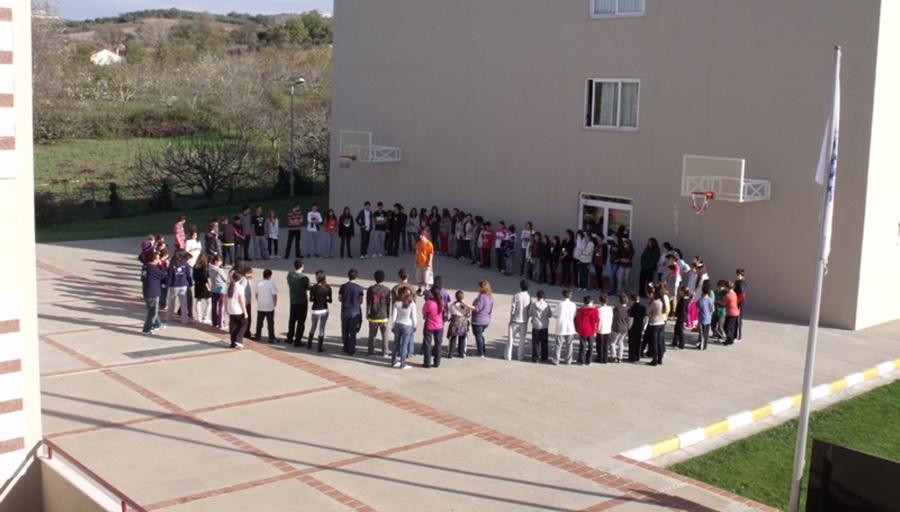 Açık havada birlikte etkinlik yapan uluslararası genç grubu